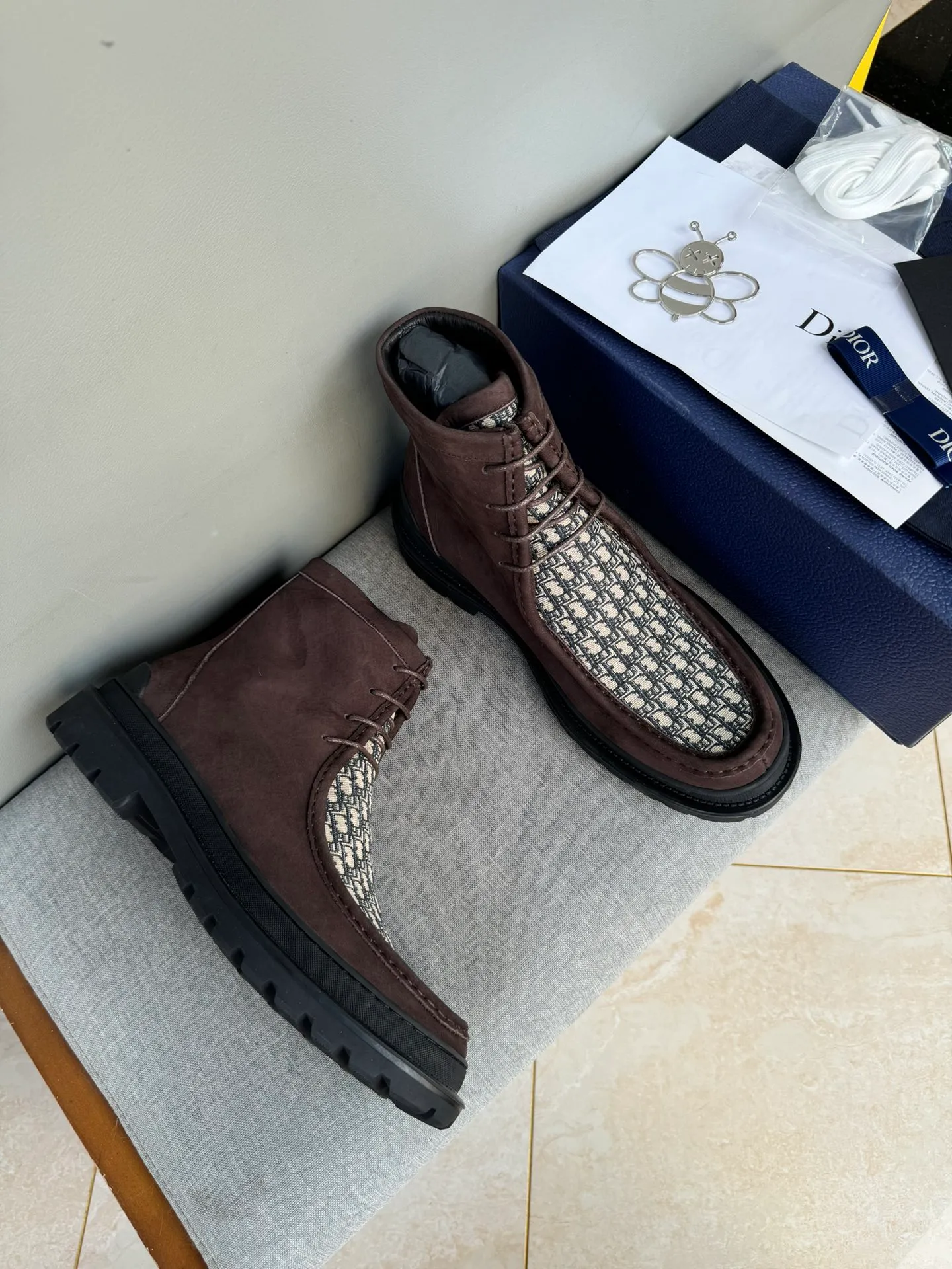 [DIOR] Top P: 1000💰 Number of yards: 39~44 (38.45 custom-made, non-refundable) Dior Dior~ Winter series, original 1:1 development Casual men's leather shoes Heavy investment, shoes and boots are made of imported cowhide + imported Dior special fabric Not easy to deform black cowhide lining Dior large hardware inlay Original TPU vacuum outsole, black cowhide Black open edge beads Military green suede Black suede Khaki suede leather is crafted by a large factory, and the perfect product is only prepared for you who know your taste! Any comparisons are welcome.